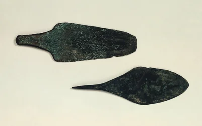 Zwei Dolche, 2000-1800 v. Chr. (Kupfer)